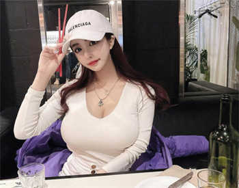 《商务旅行社戴绿帽子的女