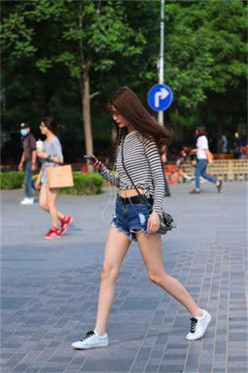 打电话女友喘着气说在跑步