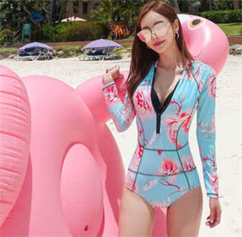 我给她戴上金属镣铐