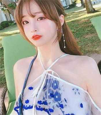 井川里予和别人打扑克