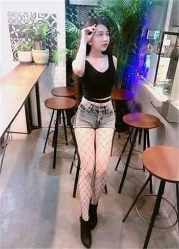 在睡着的丈夫旁边睡着的事