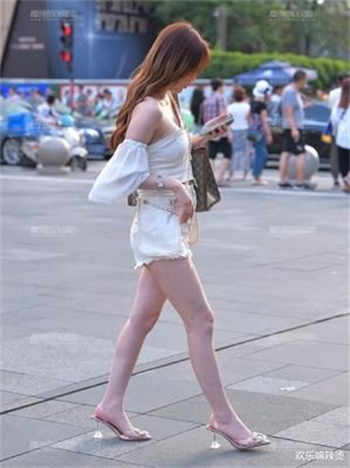 女主从小喝催乳药长大的