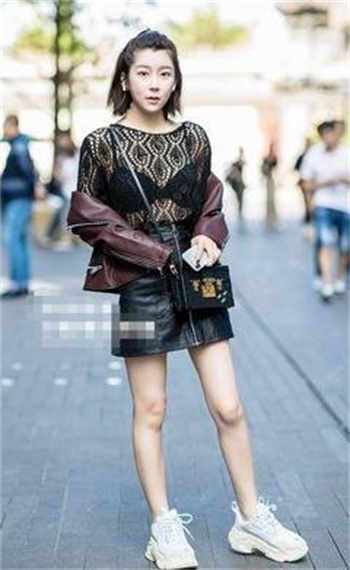 我给她戴上金属镣铐